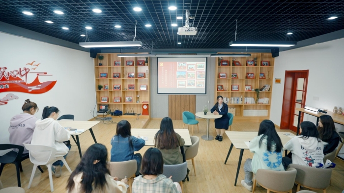 圖片1：輔導(dǎo)員在“一站式”學(xué)生社區(qū)講黨課