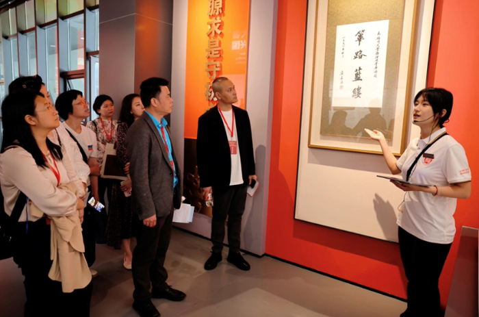 1.學(xué)院研究生向中國青年報(bào)、中國教育新聞網(wǎng)等20余家媒體單位介紹盧嘉錫教育館